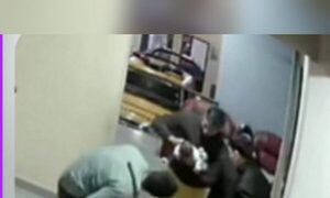 (VIDEO) Recién nacido se atragantó y héroes bomberos le salvaron