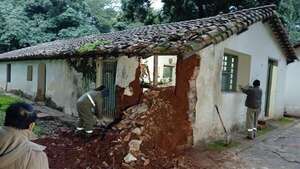 Se derrumba parte de un edificio histórico en el Botánico - Nacionales - ABC Color
