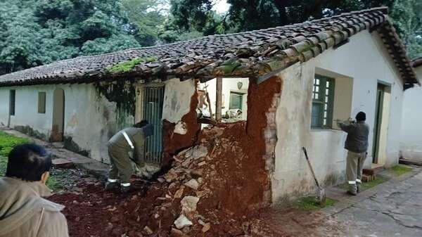 Se derrumba parte de un edificio histórico en el Botánico - Nacionales - ABC Color