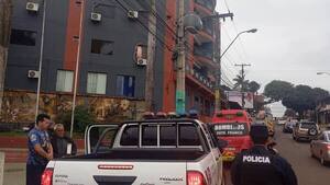 Dejó sola a su hija de 3 años para ir al súper y casi se cayó por la ventana