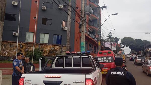 Dejó sola a su hija de 3 años para ir al súper y casi se cayó por la ventana
