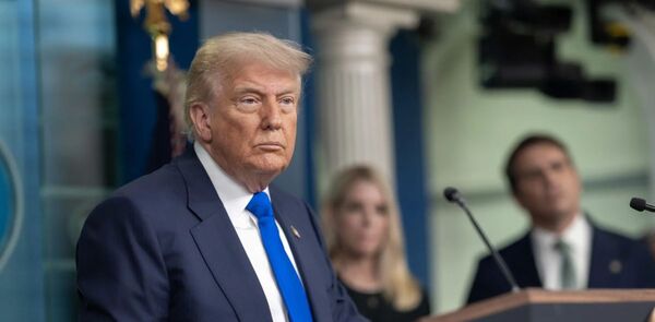 Trump interrumpe di谩logos comerciales con Canad谩 y amenaza con aranceles