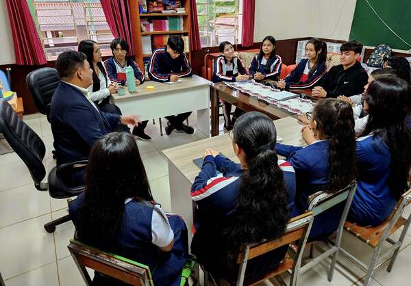 Prohíben uso de celulares en la Escuela Forjadores de la Patria - La Clave