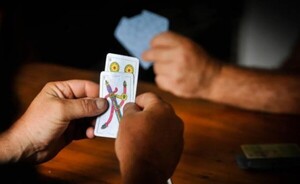 Un hombre fue apuñalado por no pagar apuesta tras juego de "truco"