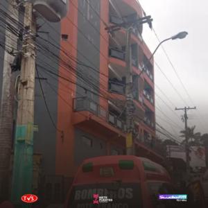 RESCATAN A NIÑA DE 3 AÑOS QUE ESTABA SOLA EN UN APARTAMENTO EN CIUDAD DEL ESTE - «TVS DIGITAL»