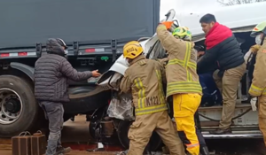 Conductor queda atrapado tras múltiple choque