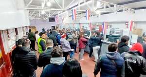 La Nación / Habilitación vehicular: pese a la prórroga, los contribuyentes se agolparon a pagar en Ñemby