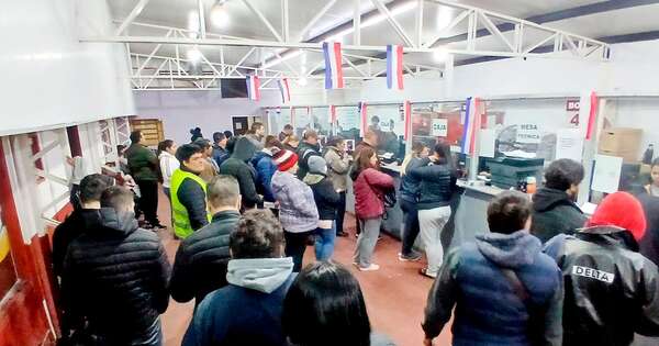 La Nación / Habilitación vehicular: pese a la prórroga, los contribuyentes se agolparon a pagar en Ñemby
