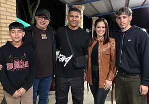 Versus / Con familiares y amigos: Diego León se despidió a ritmo de cumbia