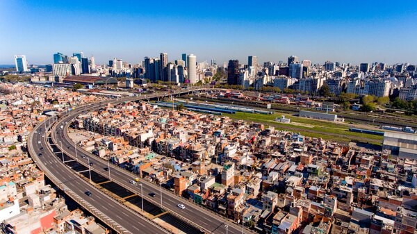 Realizan cedulación y reciben reclamos de paraguayos en la Argentina