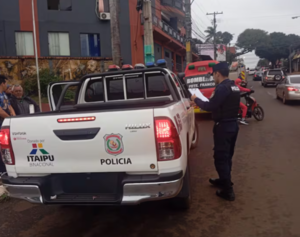 Bomberos rescatan a niña de 3 años que estaba sola y en peligro en un edificio