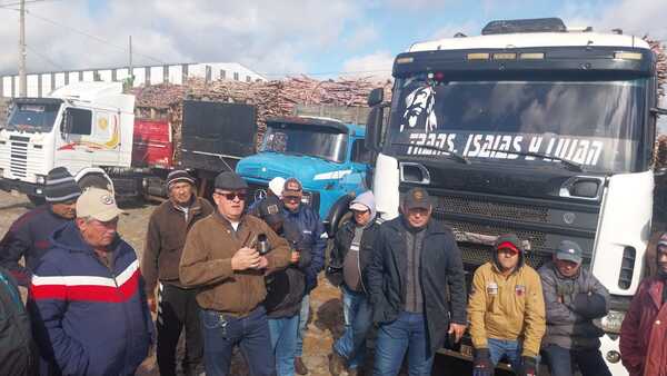 350 CAMIONES AGUARDAN PARA ENTREGAR CAÑA DULCE EN PETROPAR
