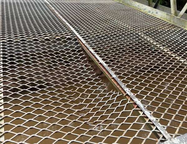Tras críticas, el MOPC inicia reparación de puente entre los parques Ñu Guasu y Guasu Metropolitano - Economía - ABC Color
