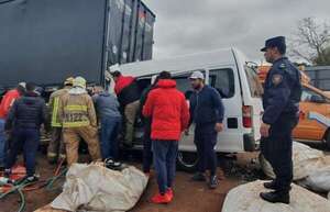 Conductor quedó atrapado tras violento cuádruple choque sobre la Ruta PY02 - ABC en el Este - ABC Color