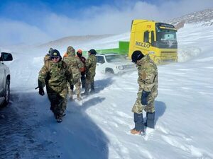 Rescatan a camioneros paraguayos varados por tormenta de nieve en Atacama - La Clave