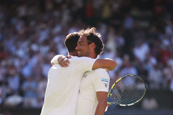 Versus / Alcaraz tuvo que sudar en el calor de Wimbledon para ganar a Fognini en cinco sets