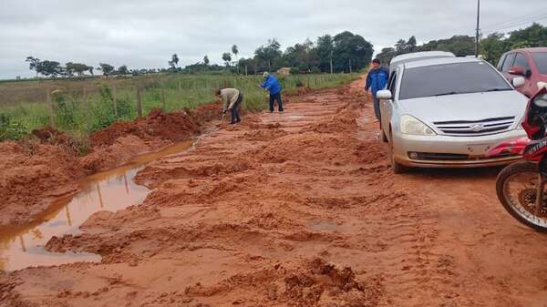 Vecinos con palas y azadas reparan caminos ante la desidia de las autoridades - Nacionales - ABC Color