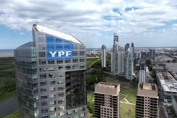 Justicia de EE.UU. ordena al estado argentino renunciar a su 51% de la petrolera YPF - Mundo - ABC Color