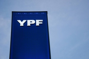Ordenan a la Argentina entregar el 51% de las acciones de YPF en dos semanas