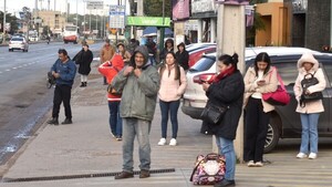 Frío y reguladas, mala combinación que castiga a usuarios del transporte público