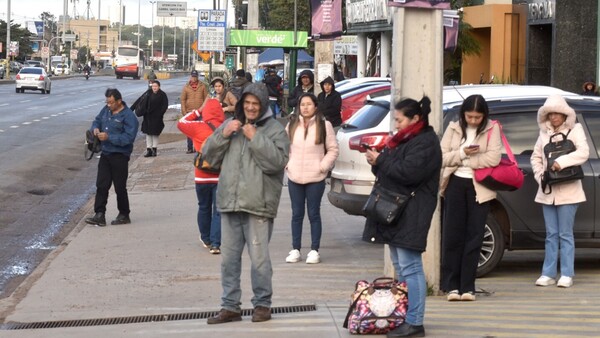 Frío y reguladas, mala combinación que castiga a usuarios del transporte público