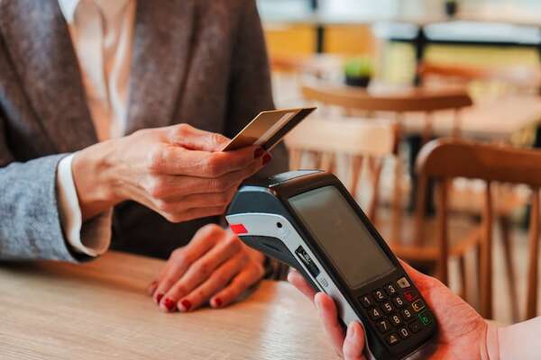 Desde mañana rige nuevo tope a comisiones de intermediación en tarjetas - Negocios - ABC Color