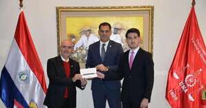 La Nación / El Consejo Directivo de Derecho UNA recibió donación de equipos informáticos