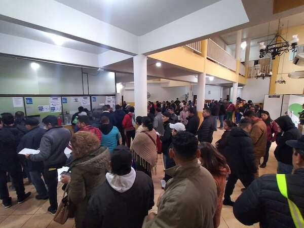 Largas filas para la renovación de habilitaciones vehiculares, pese a la prórroga - ABC en el Este - ABC Color