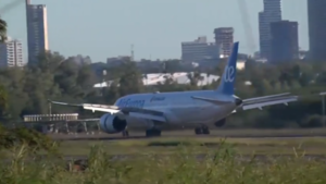 Avión regresa al aeropuerto por segunda vez: Pasajeros relatan tenso momento