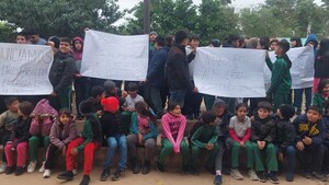 Alumnos de una escuela de Carmelo Peralta se manifiestan contra la ANDE por constantes cortes de energía