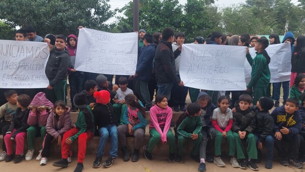 Alumnos de una escuela de Carmelo Peralta se manifiestan contra la ANDE por constantes cortes de energía