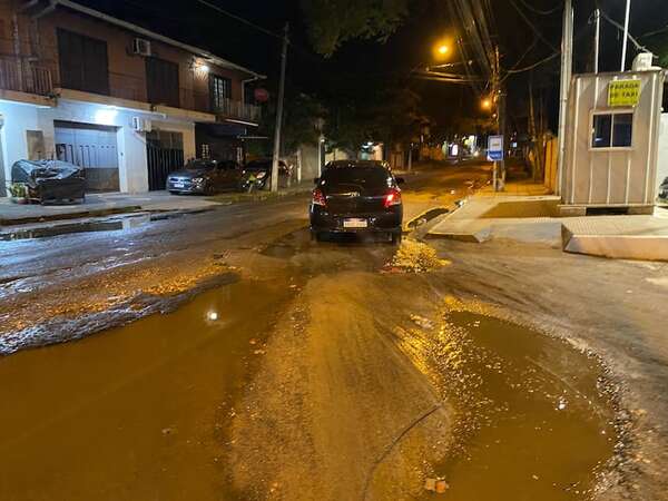 Fernando de la Mora: avenida Leopardi convertida en “zona de guerra” por baches - Nacionales - ABC Color