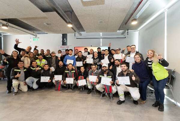 Coca-Cola Paresa gradúa a 33 operadores técnicos - Empresariales - ABC Color