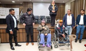 Entregan sillas de ruedas y víveres en Santa Rita