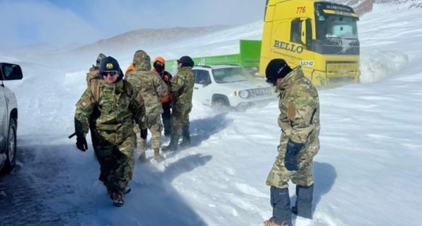 Rescatan a ocho camioneros paraguayos varados en Chile por tormenta de nieve