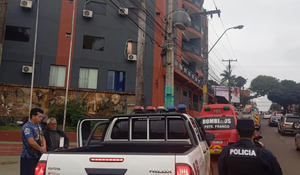 Dejó sola a su hija de 3 años para ir al súper y casi se cayó por la ventana - Noticiero Paraguay