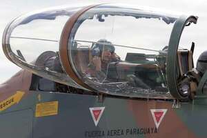 “Querer nos lleva a sobrepasar todos los límites”, asegura la primera mujer paraguaya pilotando un avión caza - Nacionales - ABC Color