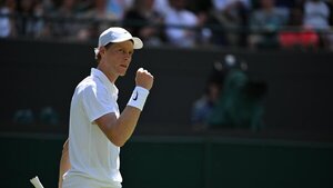 Jannik Sinner avanza; Lorenzo Musetti cae