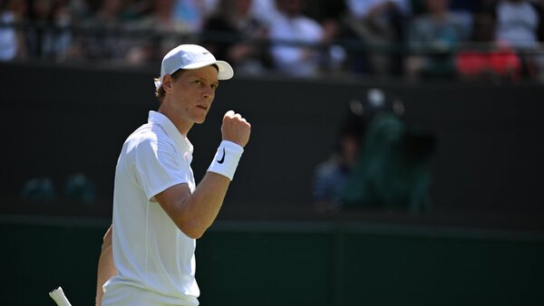 Jannik Sinner avanza; Lorenzo Musetti cae
