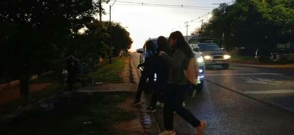 Horario único obliga a escolares ir a escuelas en la oscuridad y en Caacupé buscan alternativas - Nacionales - ABC Color