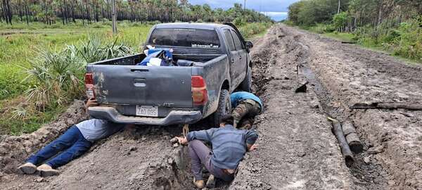 Tras 90 días de aislamiento logran rehabilitar precarios caminos en Alto Paraguay - Noticias del Chaco - ABC Color