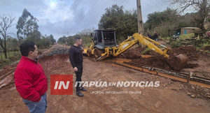 AUTORIDADES DE TRINIDAD ASISTEN A VECINOS AFECTADOS POR CAMINO INTRANSITABLE