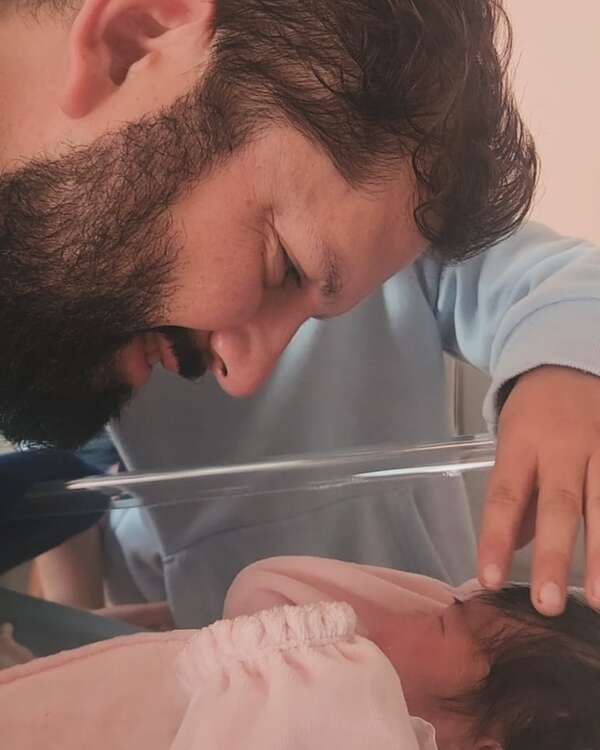 Gabriel Boric, presidente de Chile, compartió fotos con su recién nacida Violeta - Gente - ABC Color