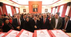La Nación / Dirigencia de Cordillera y Alto Paraguay entrega más de 13.000 afiliaciones a la ANR