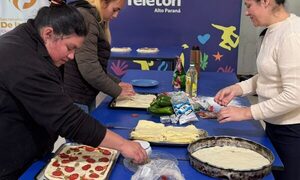 Madres de usuarios de Teletón aprenden a elaborar pizzas