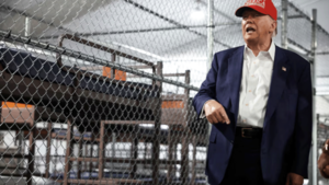 Trump visita centro migratorio rodeado de caimanes