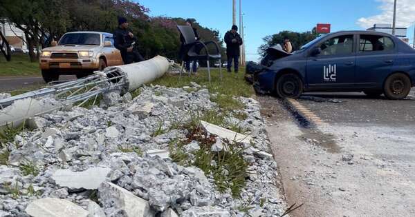 Diario HOY | CDE: conductora perdió el control de su vehículo y chocó contra alumbrado público