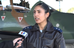 Uno de los aviones Super Tucanos llegó al país piloteado por una mujer - trece
