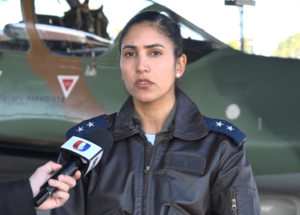 Paraguaya pilotó un avión caza: “me alegra ser un ejemplo para las mujeres paraguayas” | Unicanal