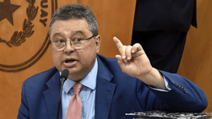 Ejecutivo propone a Gustavo Leite embajador